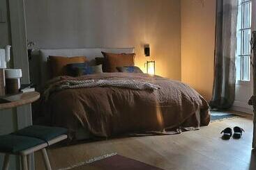 تختخواب و صبحانه La Chambre Du 21