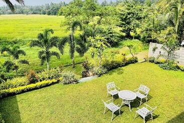 هتل Aura Villa