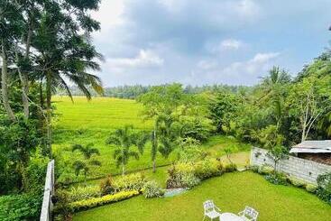 هتل Aura Villa