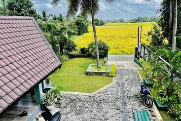 هتل Aura Villa