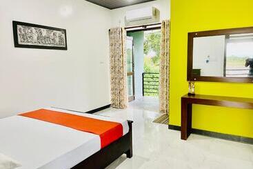 هتل Aura Villa