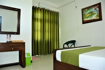 هتل Aura Villa