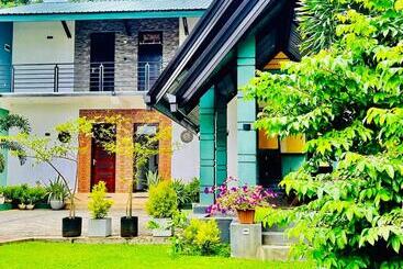 هتل Aura Villa