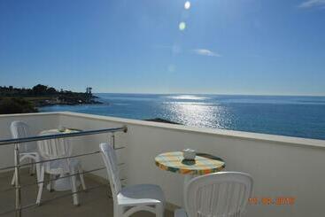 تختخواب و صبحانه Mare E Sole Villa Urso