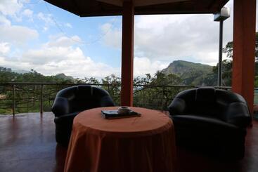 تختخواب و صبحانه Tea Garden Holiday Inn