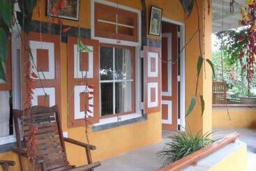 تختخواب و صبحانه Tea Garden Holiday Inn