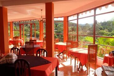 تختخواب و صبحانه Tea Garden Holiday Inn