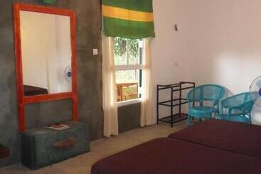 تختخواب و صبحانه Tea Garden Holiday Inn