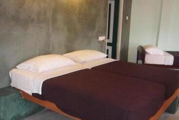 تختخواب و صبحانه Tea Garden Holiday Inn
