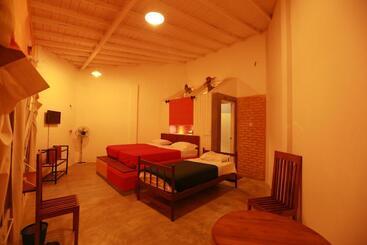 تختخواب و صبحانه Tea Garden Holiday Inn