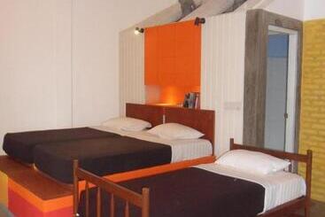 تختخواب و صبحانه Tea Garden Holiday Inn
