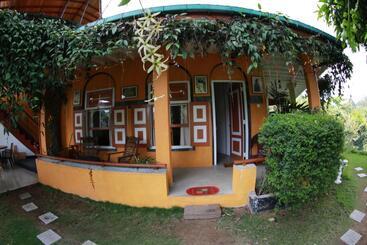 تختخواب و صبحانه Tea Garden Holiday Inn