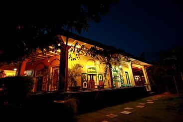 تختخواب و صبحانه Tea Garden Holiday Inn
