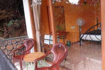 تختخواب و صبحانه Tea Garden Holiday Inn