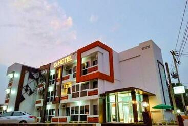 O2 Hotel สกลนคร