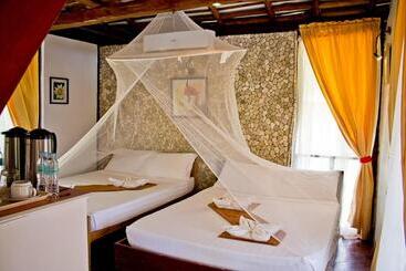 هتل Caluwayan Palm Island Resort & Restaurant