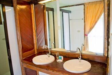 هتل Caluwayan Palm Island Resort & Restaurant
