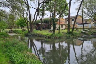 تختخواب و صبحانه Roulotte D Aquitaine