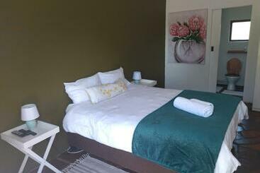 پانسیون Serenity Cove The Protea Room