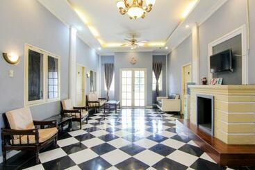 پانسیون Trans Bandara Residence