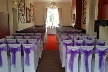 هتل Haughton Hall