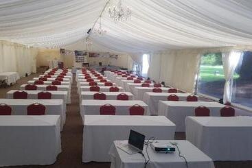 هتل Haughton Hall