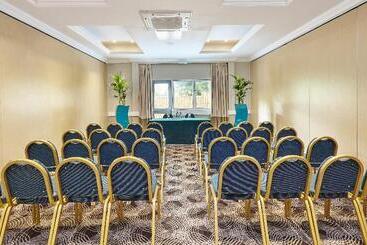 هتل Holiday Inn Cardiff  North M4