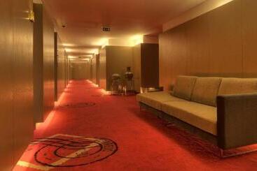 هتل NH Collection Porto Batalha