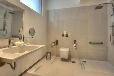 هتل NH Collection Porto Batalha