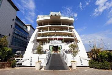 هتل Sunborn Gibraltar