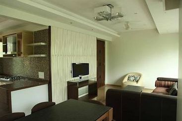 Laurent & Benon Suites Santacruz East