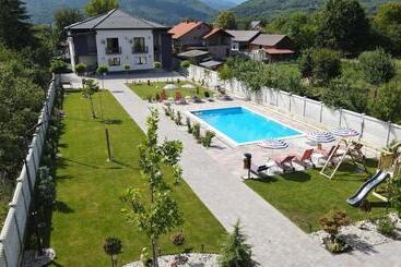 پانسیون Casa Rares & Karina