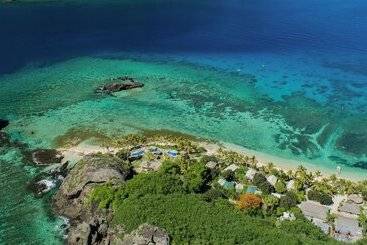 هتل Barefoot Kuata Island Resort