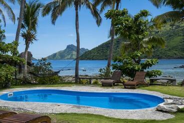 هتل Barefoot Kuata Island Resort