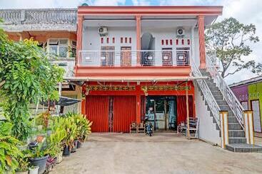 هتل Oyo 91203 Naufal Residence Syariah