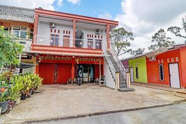 هتل Oyo 91203 Naufal Residence Syariah