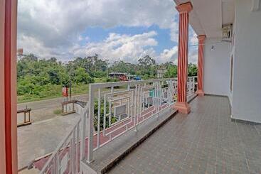 هتل Oyo 91203 Naufal Residence Syariah
