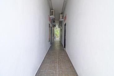 هتل Oyo 91203 Naufal Residence Syariah