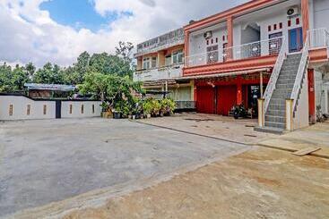 هتل Oyo 91203 Naufal Residence Syariah