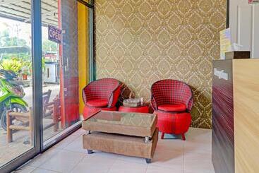 هتل Oyo 91203 Naufal Residence Syariah