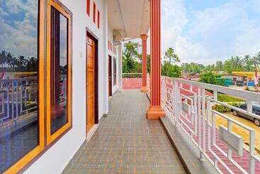 هتل Oyo 91203 Naufal Residence Syariah
