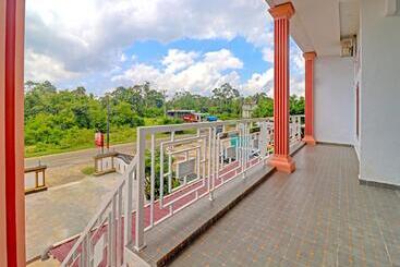 هتل Oyo 91203 Naufal Residence Syariah