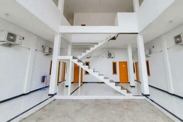 هتل Reddoorz At Permana Homestay Near Supadio Airport Pontianak