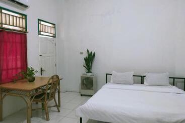 בית מלון כפרי Ombai Guest House 27 Syariah Mitra Reddoorz