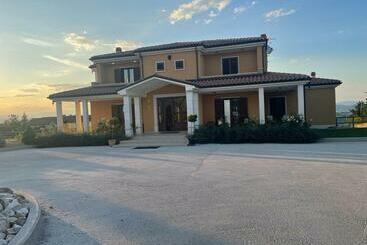 تختخواب و صبحانه Villa Panorama