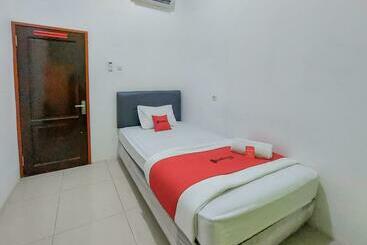 هتل Reddoorz At Cempaka Guesthouse Tarakan