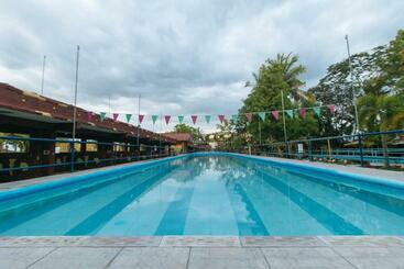 هتل Reddoorz @ Goldland Spring Resort Urdaneta City