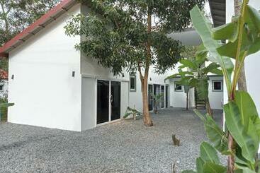 پانسیون Little Escape Guesthouse Nesat
