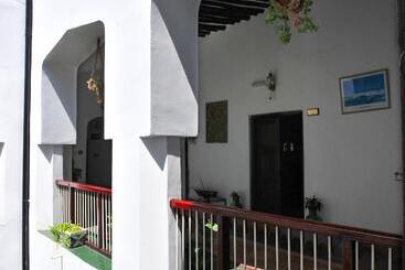 هتل Dhow Palace