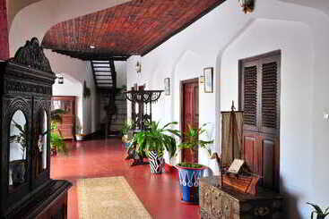 هتل Dhow Palace